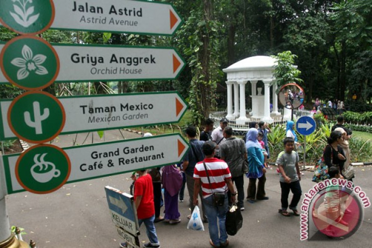 EARTH WIRE -- Over nine thousand holidaymakers visit Bogor Botanical Garden