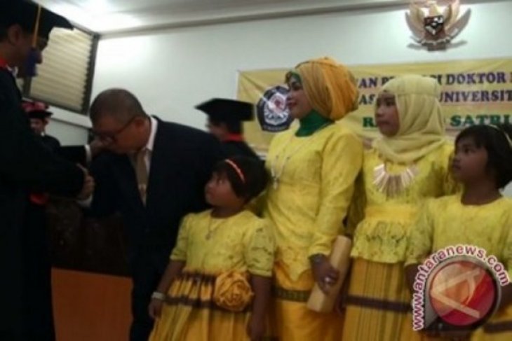 Rahmad Satria Resmi Bergelar Doktor