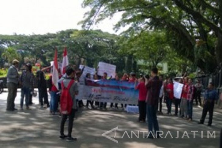 Puluhan Mahasiswa Manggarai Barat Tolak Privatisasi Pantai Pede