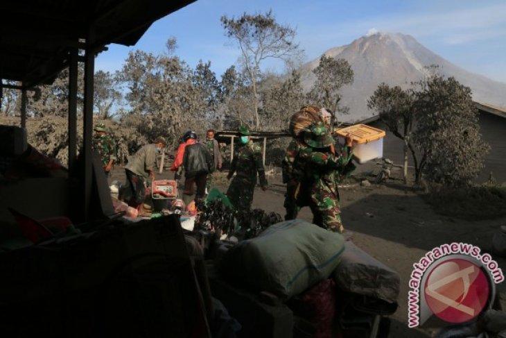 EVAKUASI BARANG DARI DESA SINABUNG