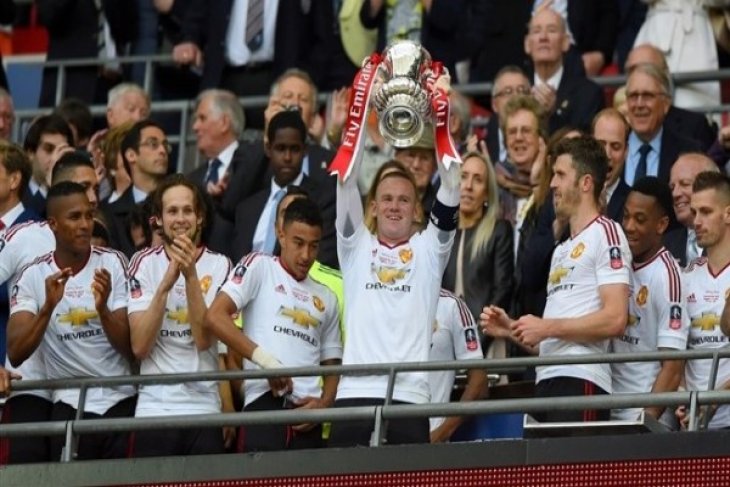 Wayne Rooney Lifts the FA Cup 2016   