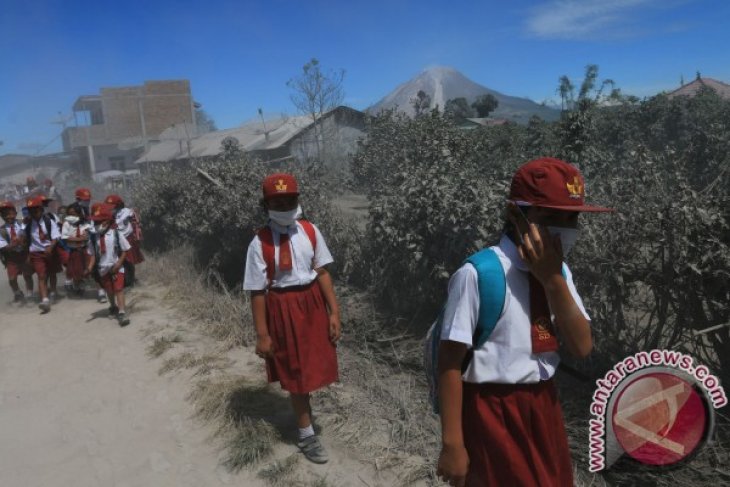 SISWA SINABUNG SEKOLAH PAKAI MASKER