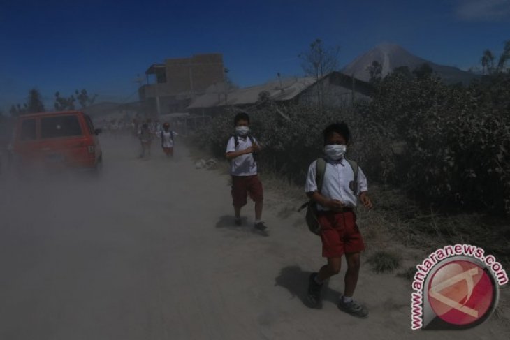 SISWA DI SINABUNG SEKOLAH PAKAI MASKER 