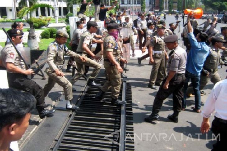 Demo Tolak Tambang Ricuh