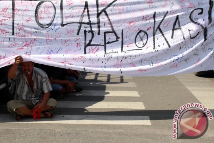 PEDAGANG TOLAK RELOKASI