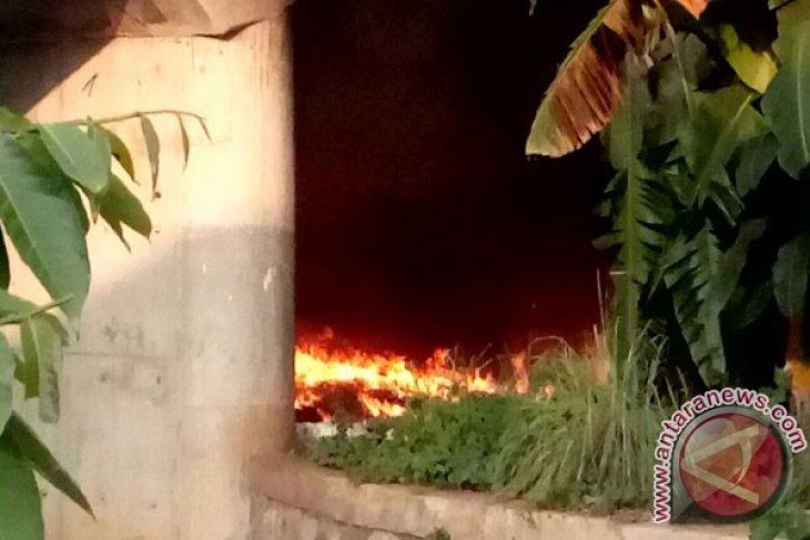 Damkar: Petasan Rusak Kabel Sinyal KRL Bekasi