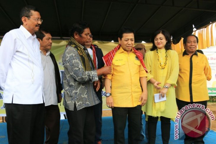 KETUM GOLKAR KUNJUNGI WARGA SINABUNG