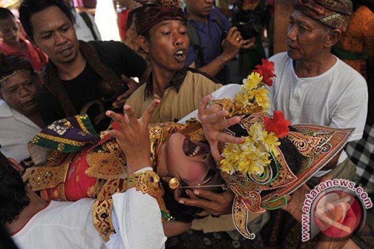 Penari Kesurupan di PKB