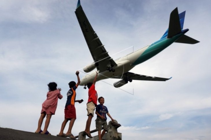 Ngabuburit di Pinggir Bandara