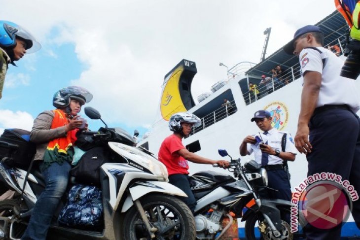 PEMUDIK MOTOR DI PELABUHAN TRISAKTI