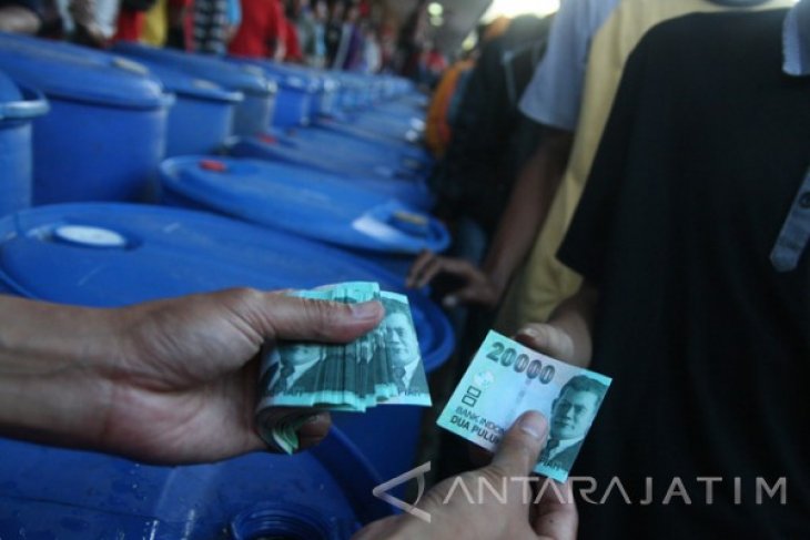 Pembagian Sedekah Pabrik Rokok