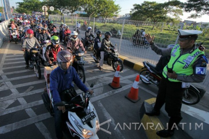 Pemudik Motor Padati Suramadu