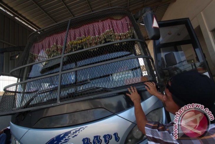 ANTISIPASI PELEMPARAN BUS