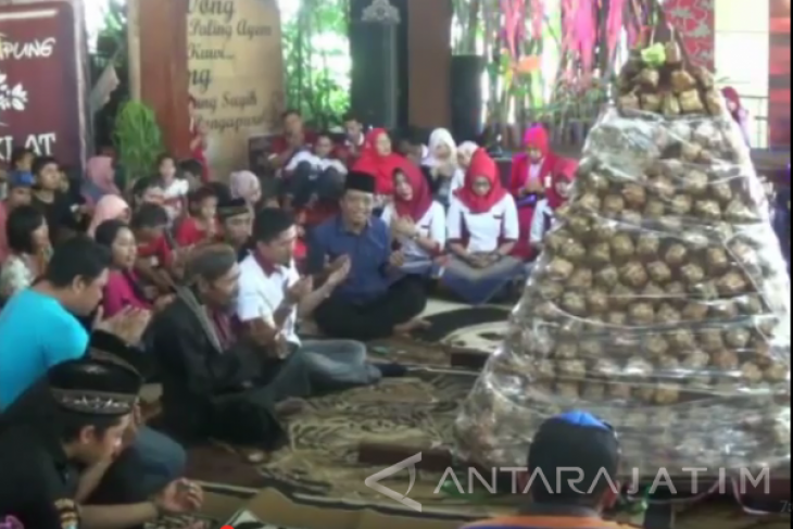 Warga Berebut Tumpeng Ketupat Cokelat di