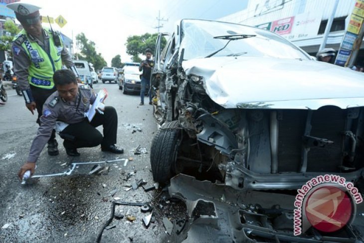 Tabrakan Mobil dengan Bus