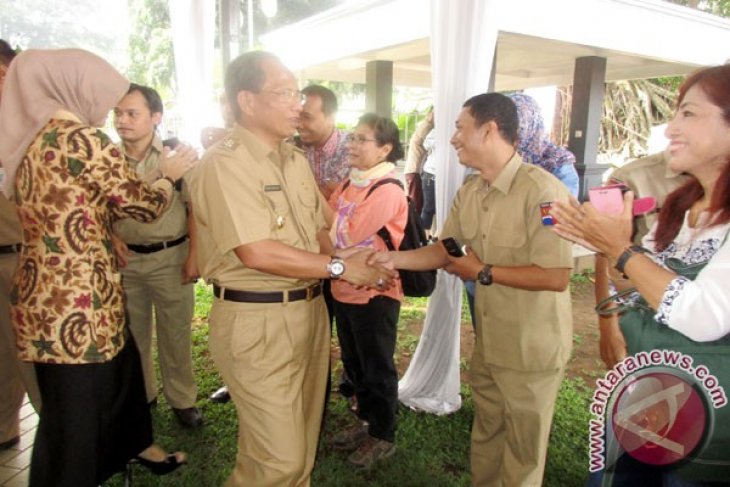 Jabat Tangan Wakil Wali Kota Bogor