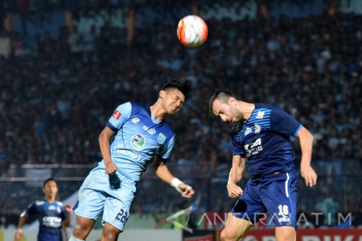 Persela Lawan Arema Cronus