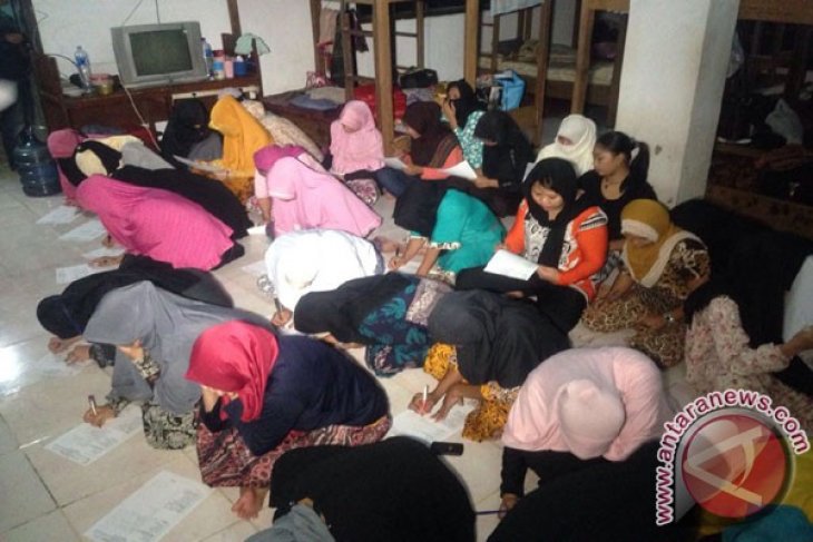 Petugas Gabungan Gerebek Penampungan TKI Jatibening Bekasi
