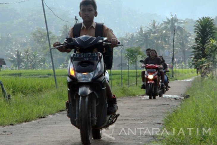 Pelajar Trenggalek Kendarai Motor