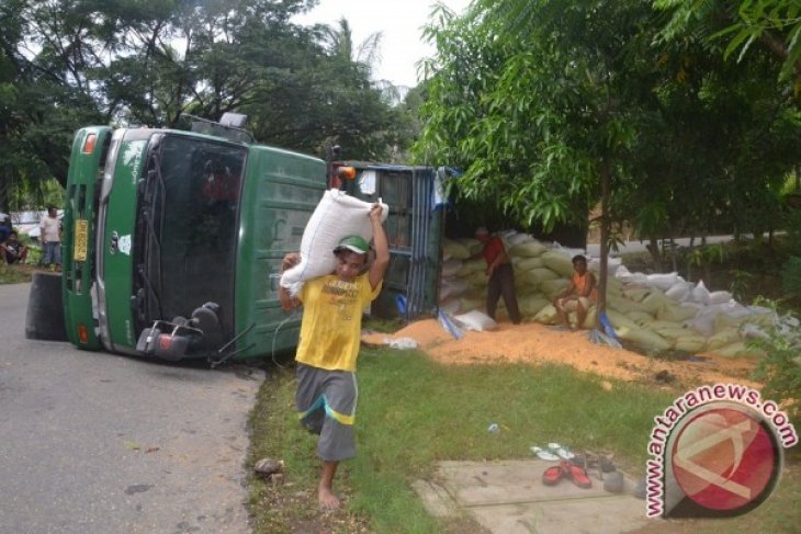 Truk Bermuatan 24 Ton Jagung Ekspor Terbalik