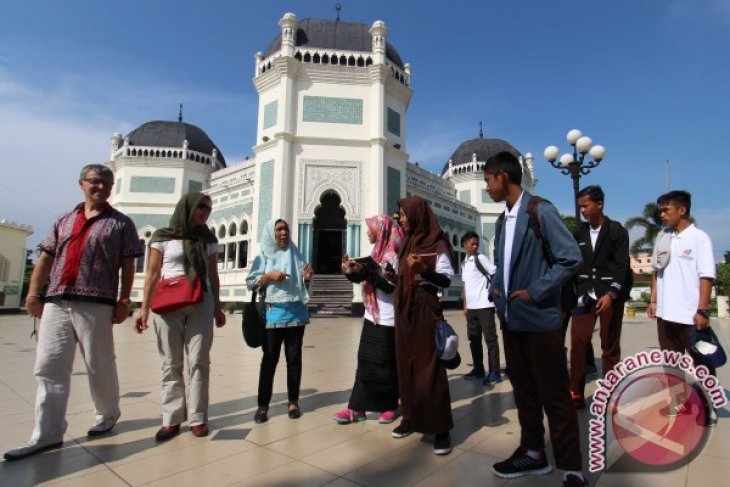 SISWA MENGENAL NUSANTARA