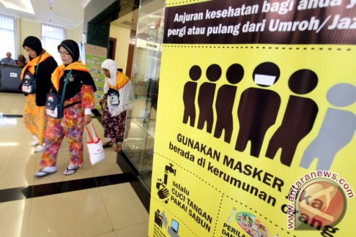 CALON HAJI DIIMBAU GUNAKAN MASKER