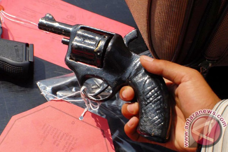 Penambang illegal digelandang polisi karena miliki pistol rakitan