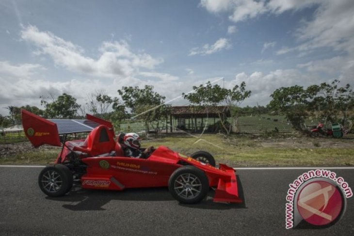 Uji Coba Mobil Tenaga Surya