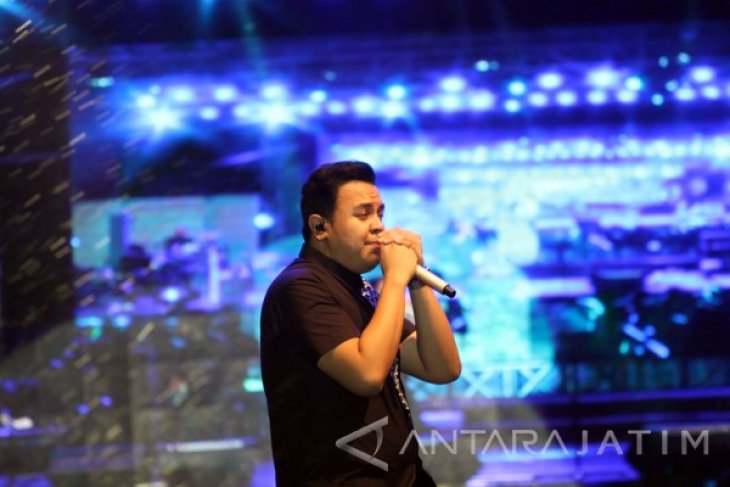 Penampilan Tulus Di Jazz Pantai