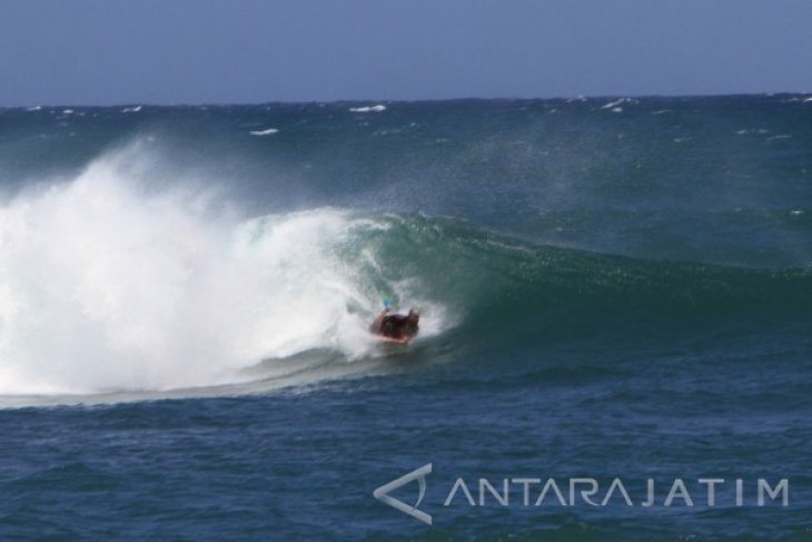 Wisata Pantai Watukarung Pacitan