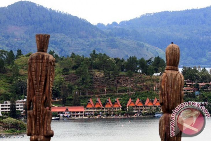 Government conducts cleanup of water hyacinth in Lake Toba