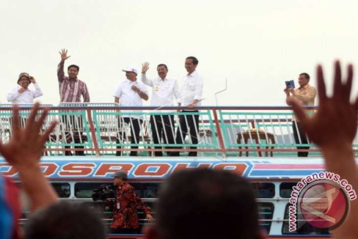Presiden Joko Widodo Menyeberangi Danau Toba