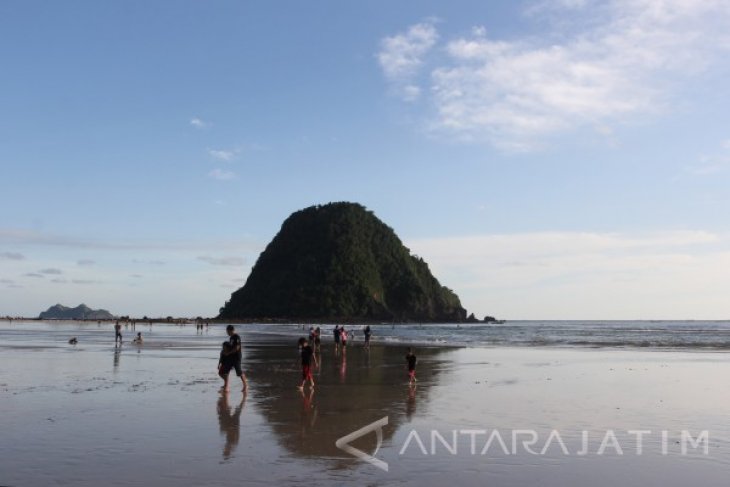 Pantai Pulau Merah Ramai Pengunjung