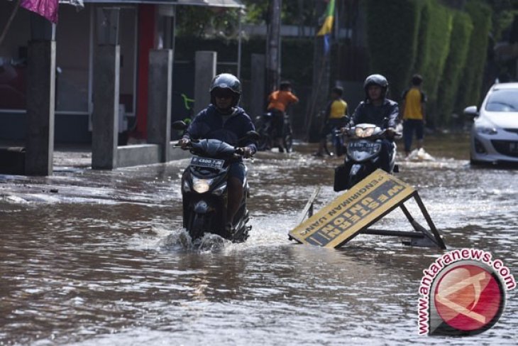 Ahok Pastikan Titik Rawan Banjir Terus Berkurang