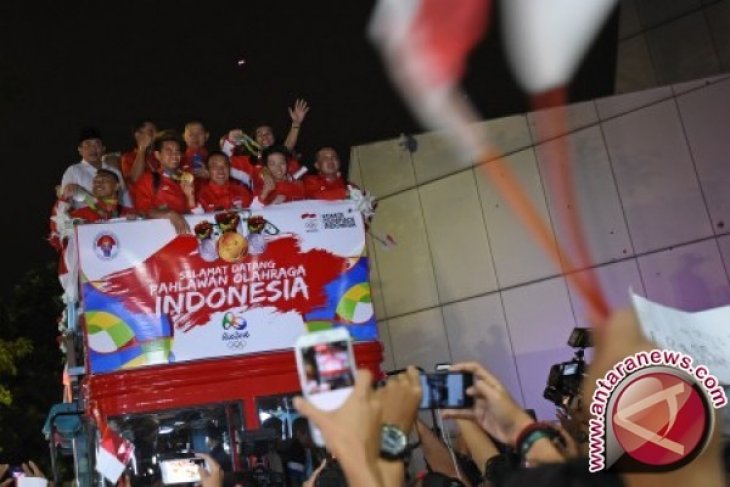 Tontowi & Liliyana Welcomed Home With Open-Top Bus Parade