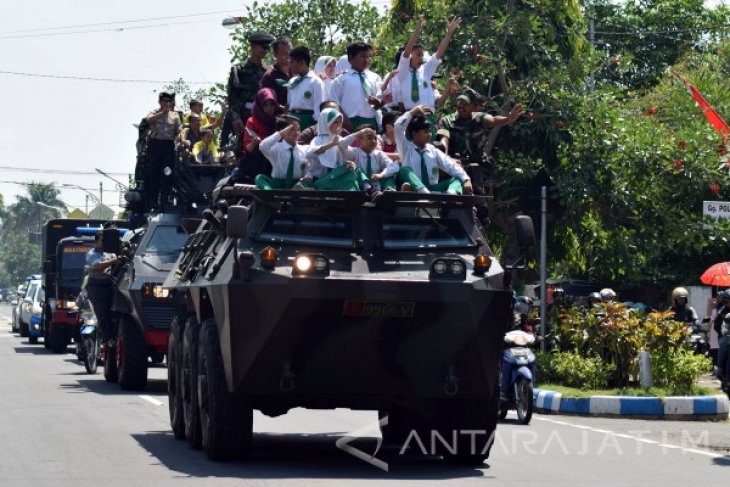 Pawai Kendaraan Tempur TNI