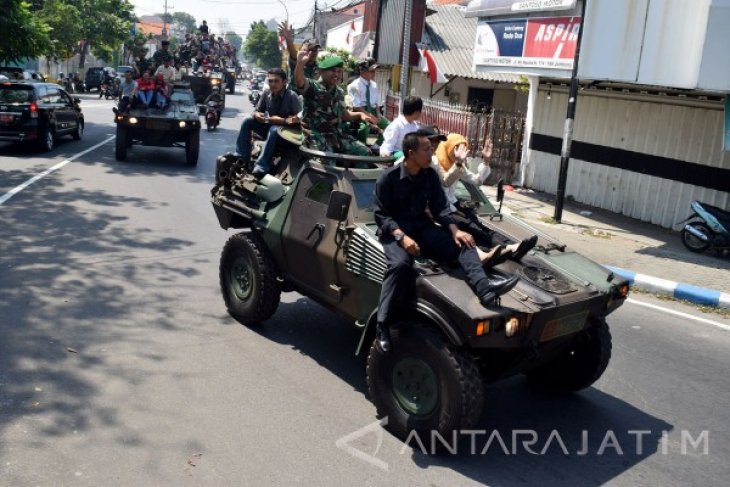 Pawai Kendaraan Tempur TNI