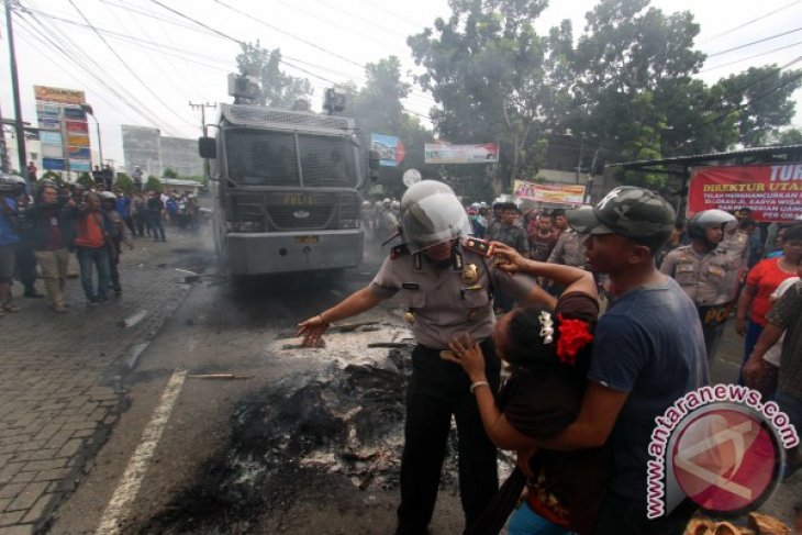 TOLAK EKSEKUSI LAHAN PERTAMINA