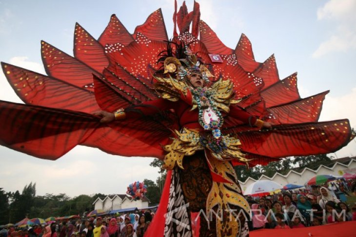 Lomba Karnaval Kostum Tradisional