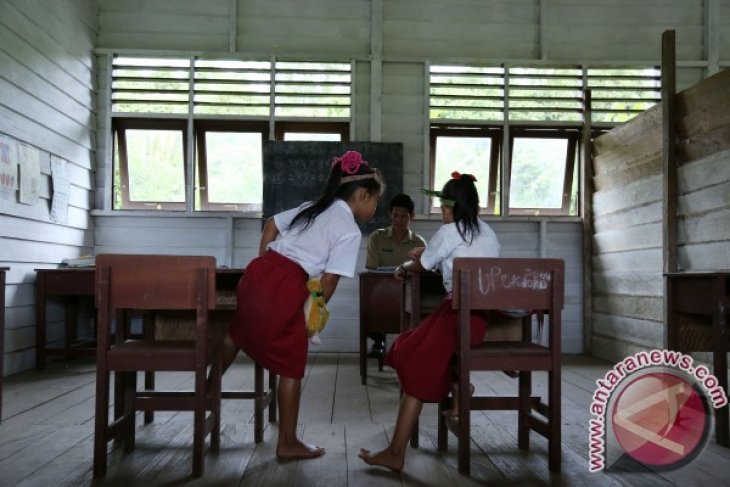 Sekolah Sepi Ditinggal Murid Mencari Emas