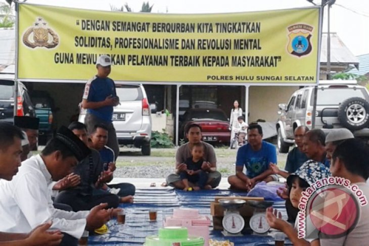 POLRES HSS POTONG ENAM SAPI QURBAN 