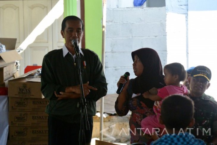 Jokowi Bagikan Biskuit