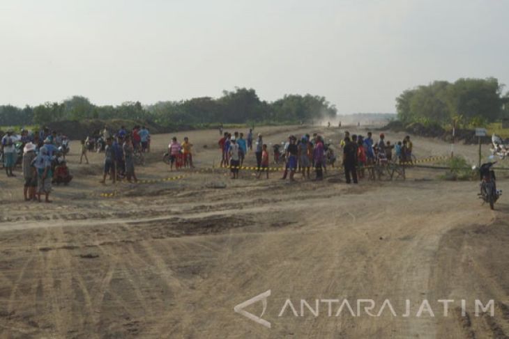 Blokade Akses jalan Proyek Tol