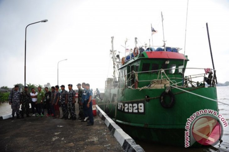 Lantamal Pontianak Tangkap Kapal Malaysia