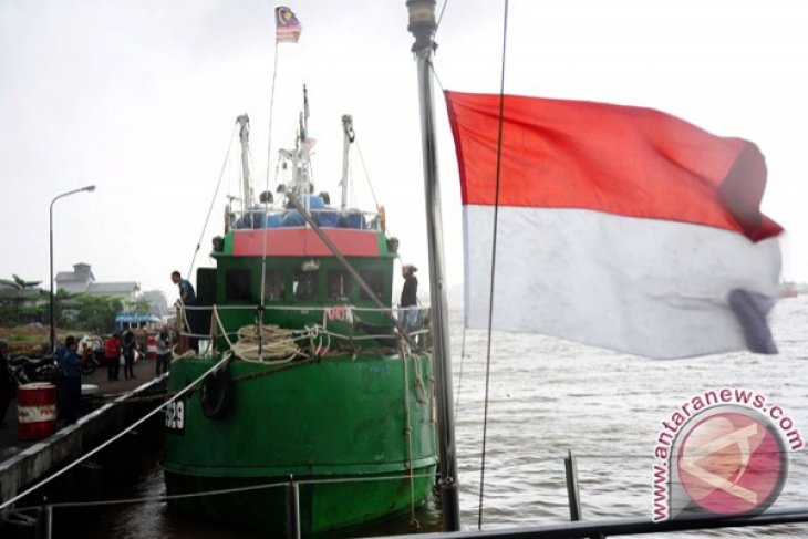 Lantamal Pontianak Tangkap Kapal Malaysia