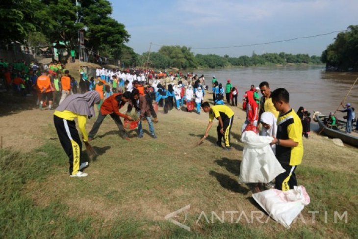 Bersihkan Sampah Bengawan Solo