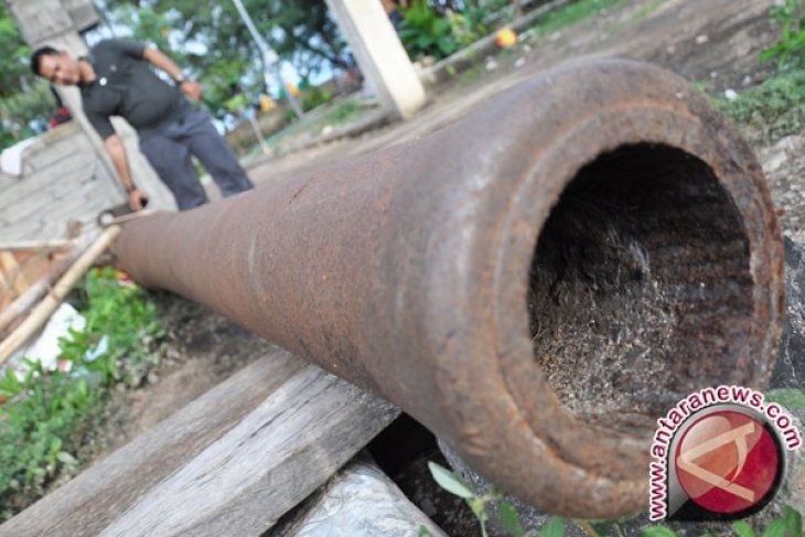 Perawatan Meriam Kuno Muntok Gunakan Bahan Alami