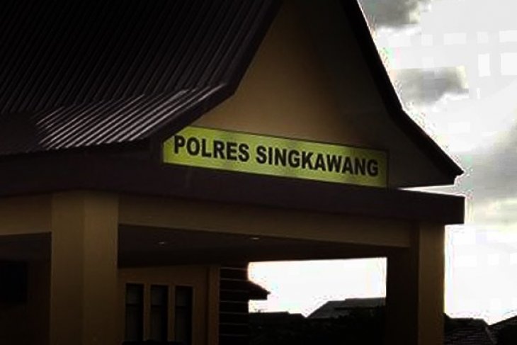 Satlantas Polres Singkawang Bagi-Bagi Takjil