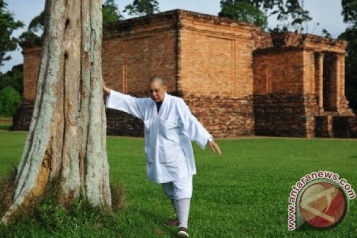 Kunjungan Biksuni di Candi Jambi