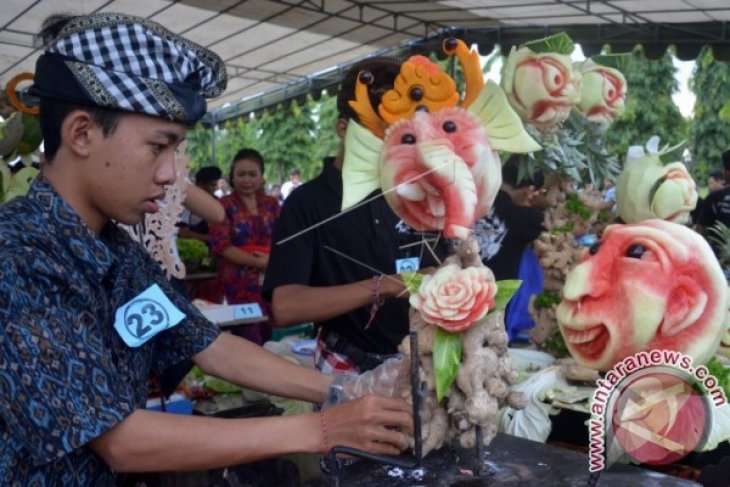 Seni Mengukir Buah